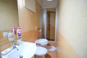 Appartement, 2 chambres, cuisine (Opera 2) | Salle de bain | Articles de toilette (gratuits), séchoir à cheveux, bidet