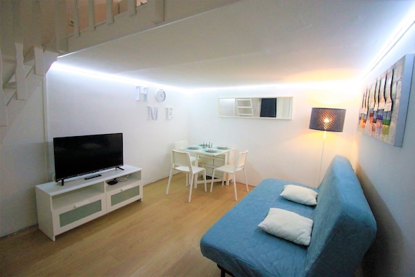 Appartement, 2 chambres, cuisine (Opera 2) | Aire de séjour | Téléviseur à DEL
