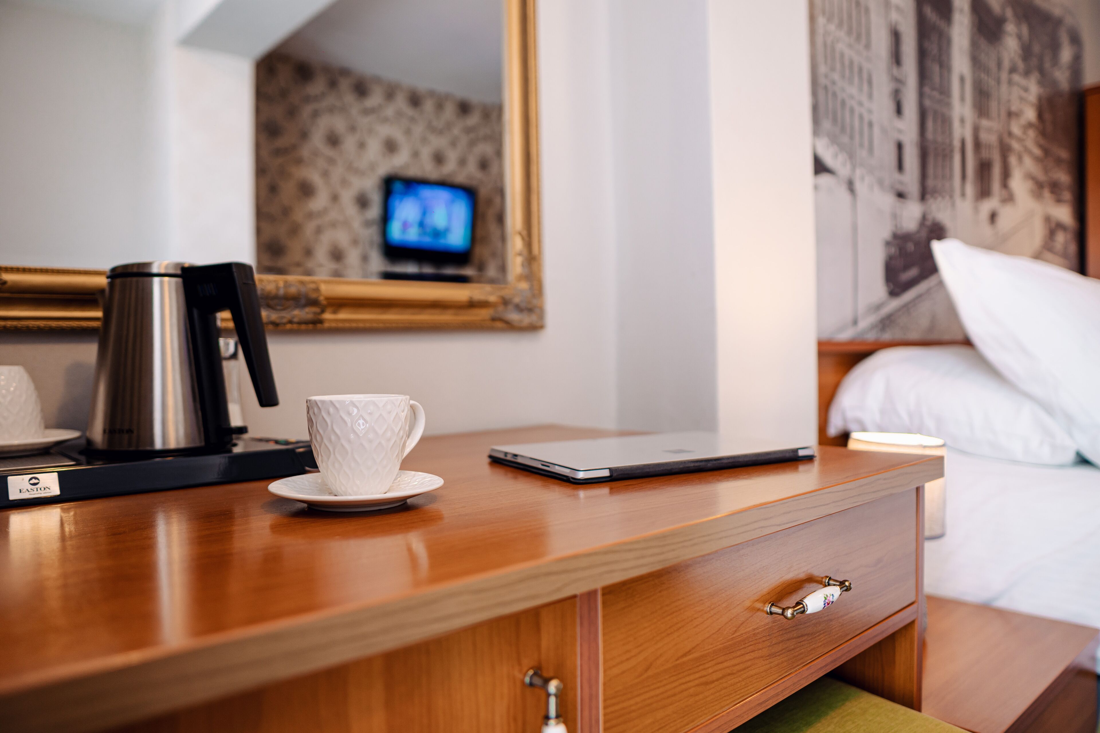 double room | premium bedding, desk, soundproofing, free wifi