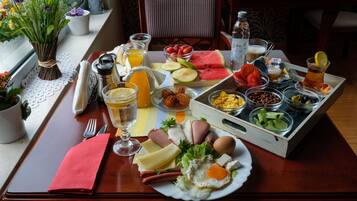 Sarapan bufet setiap hari (EUR 5 seorang)