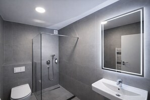 Dusche, kostenlose Toilettenartikel, Haartrockner, Hausschuhe
