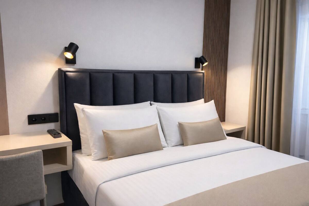 Hochwertige Bettwaren, Schreibtisch, schallisolierte Zimmer