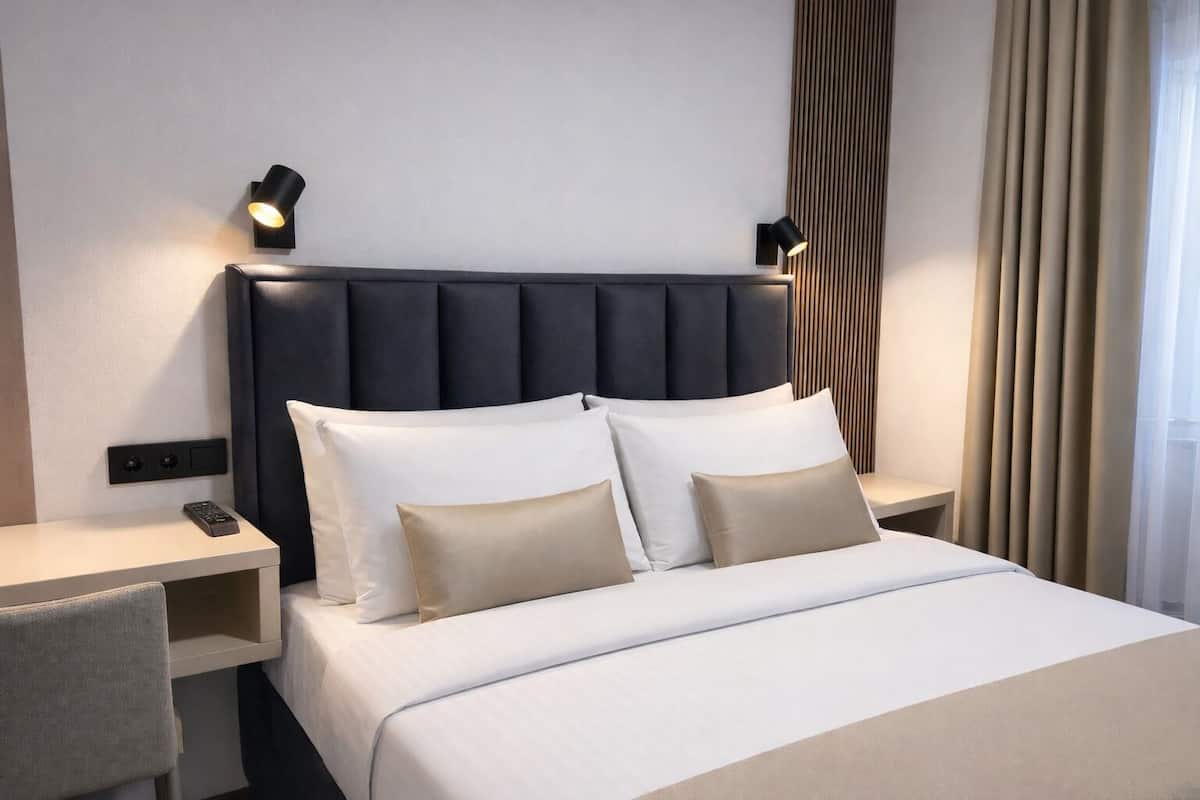 Ropa de cama de alta calidad, escritorio y sistema de insonorización