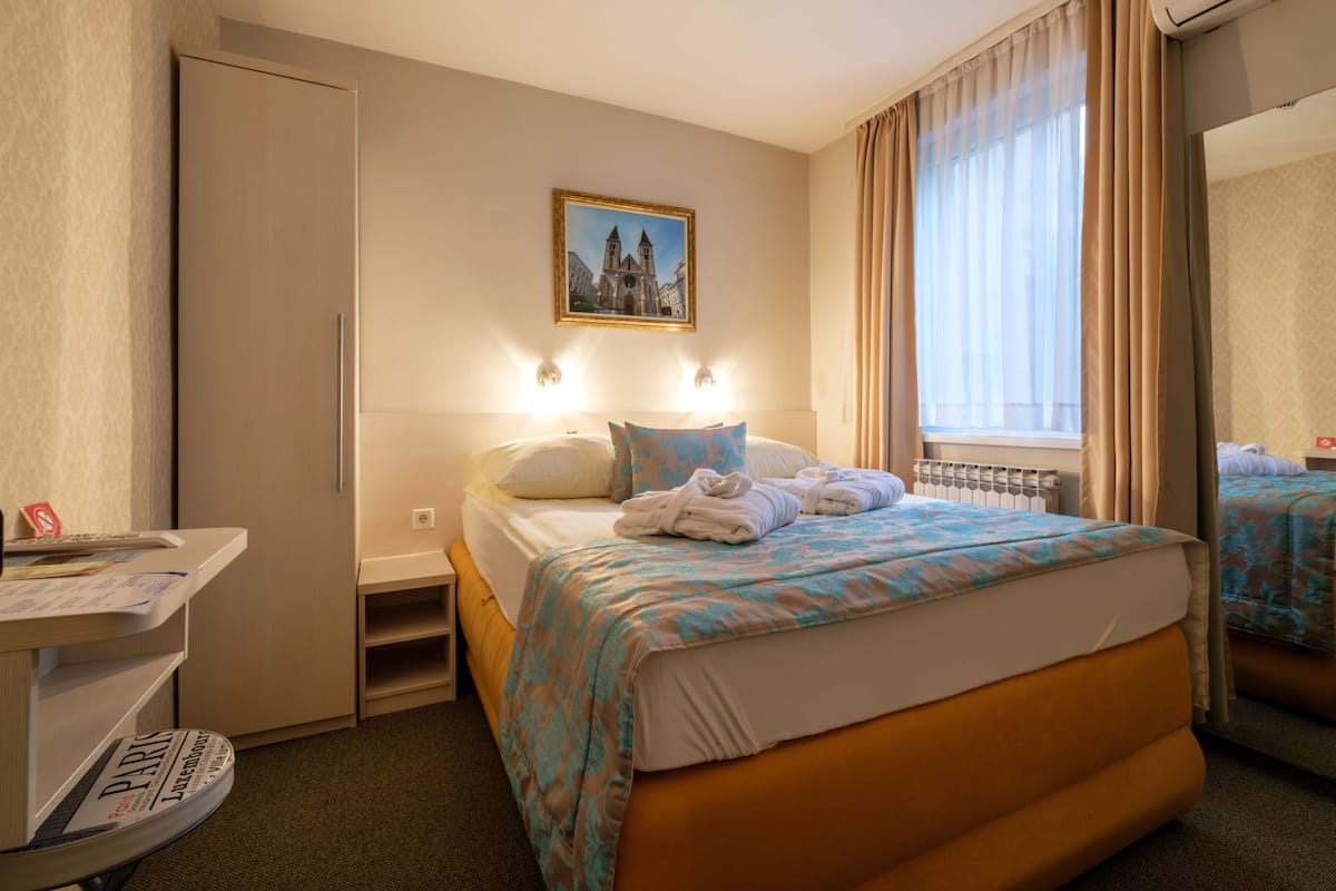 Hochwertige Bettwaren, Schreibtisch, schallisolierte Zimmer