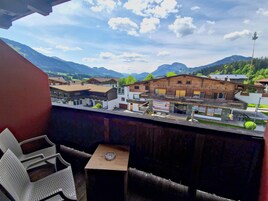 高级双人房, 1 张大床和 1 张沙发床 | 迷你吧、办公桌、免费 WiFi、床单