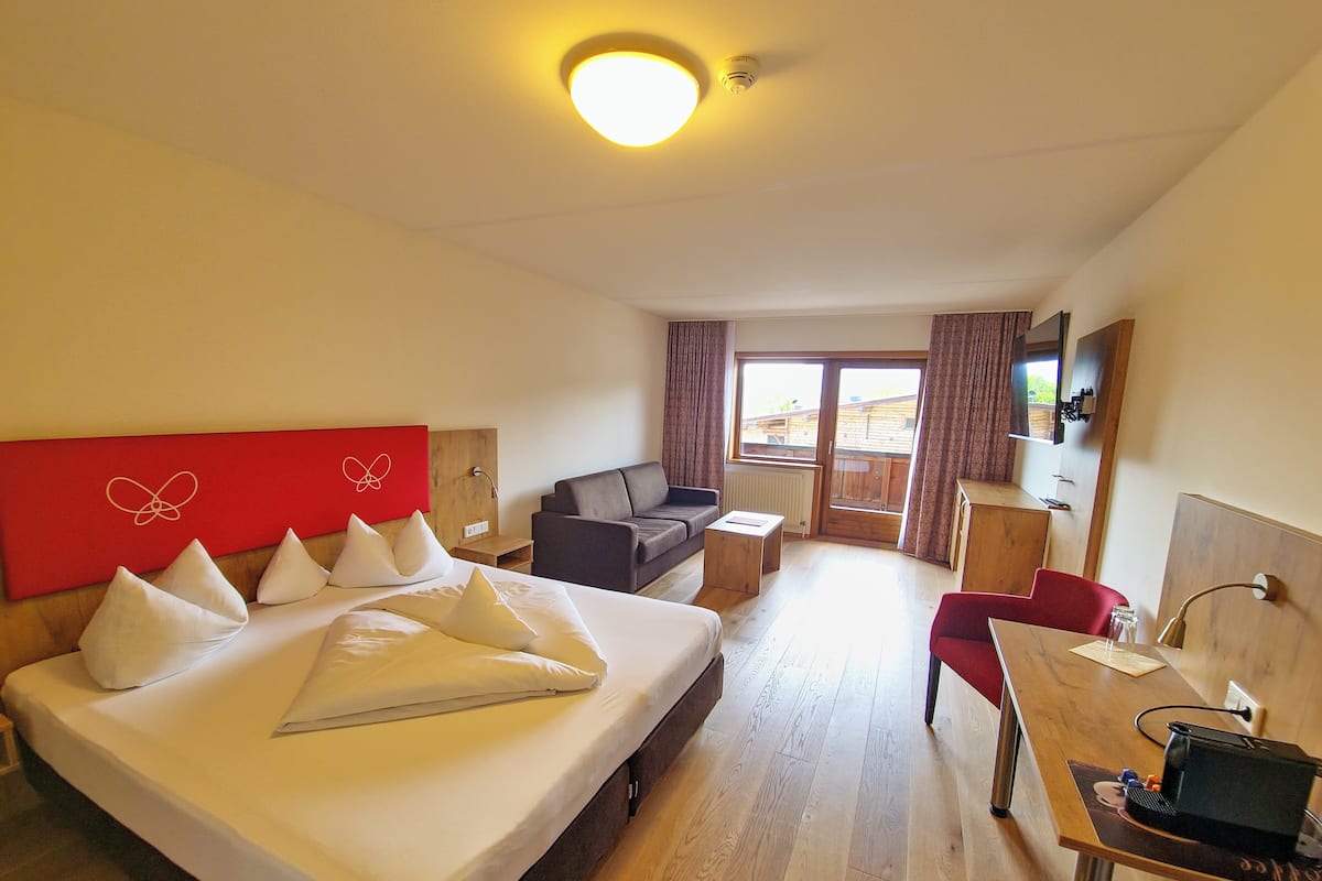 Superior Double Room, 1 Katil Ratu (Queen) dengan Katil Sofa | 1 bilik tidur, bar mini, meja, Wi-fi percuma
