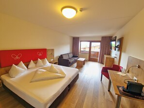 Habitación doble superior, 1 cama de matrimonio con sofá cama | Minibar, escritorio, wifi gratis y ropa de cama