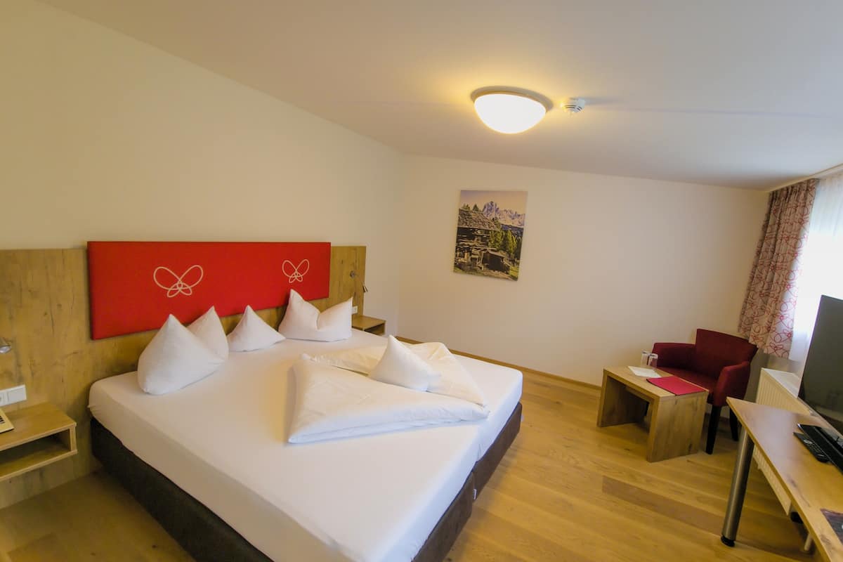 Superior Double Room | 1 bilik tidur, bar mini, meja, Wi-fi percuma