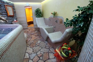 Een bubbelbad, een stoombad, hydrotherapie, hotstone-massages