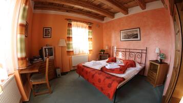 Double Room | Hypo-allergenic bedding, minibar, desk, cribs/infant beds