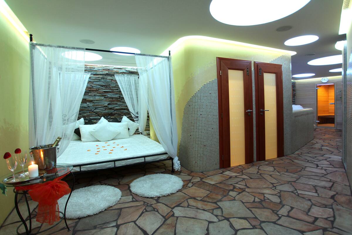 hot tub, steam room, hydrotherapy, hot stone massages, sports massages