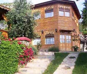 ด้านหน้าที่พัก