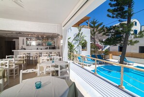 Outdoor dining - Hotel Amaryllis (Santorini)