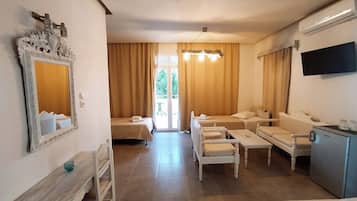 Superior Studio Suite | 1 bedroom, in-room safe, soundproofing, iron/ironing board