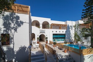 Una piscina al aire libre de temporada