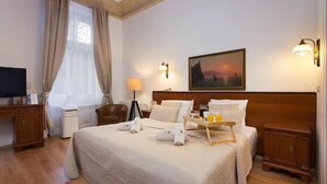 Habitación con 1 cama matrimonial o 2 individuales | Caja de seguridad en la habitación y escritorio 