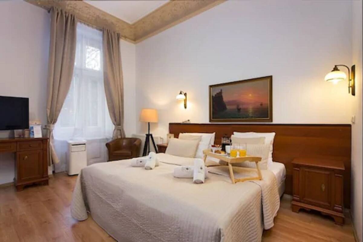 Camera con letto matrimoniale o 2 letti singoli | Una cassaforte in camera, una scrivania, ferro/asse da stiro