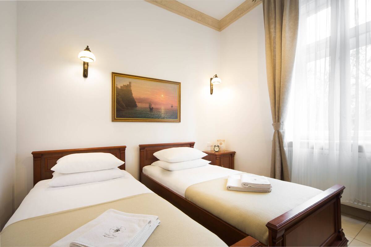 Appartamento, 2 camere da letto | Una cassaforte in camera, una scrivania, ferro/asse da stiro