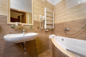 Chambre double ou avec lits jumeaux | Salle de bain | Séchoir à cheveux, serviettes fournies