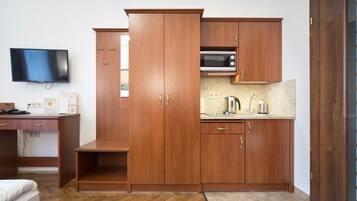 Economy Studio | Private kitchenette | Fridge, microwave, stovetop, electric kettle