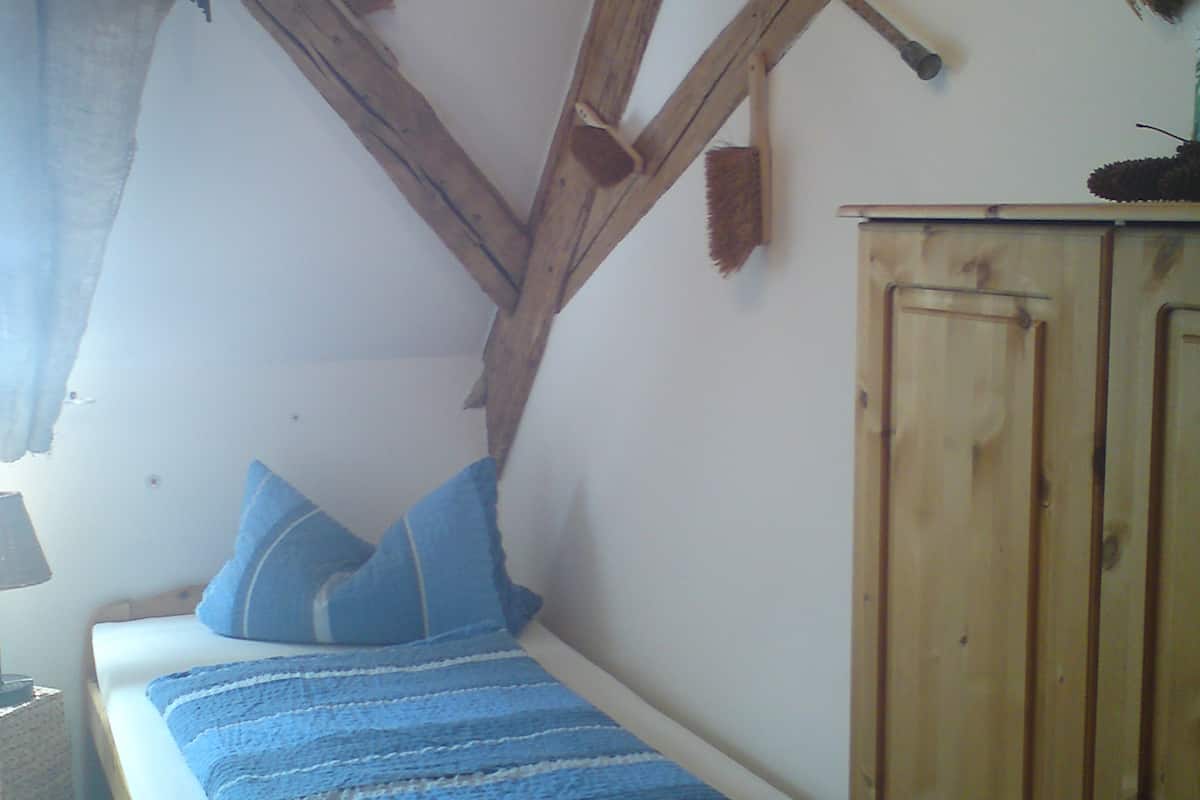 Habitación individual | Escritorio, tabla de planchar con plancha y cunas gratuitas