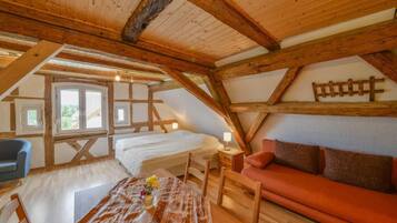 Schreibtisch, BĂŒgeleisen/BĂŒgelbrett, kostenlose Babybetten