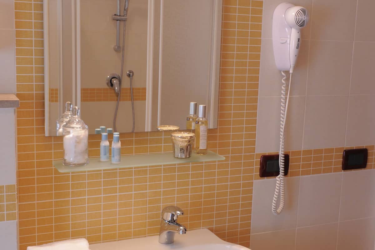 triple room | bathroom | shower, hair dryer, bidet, towels