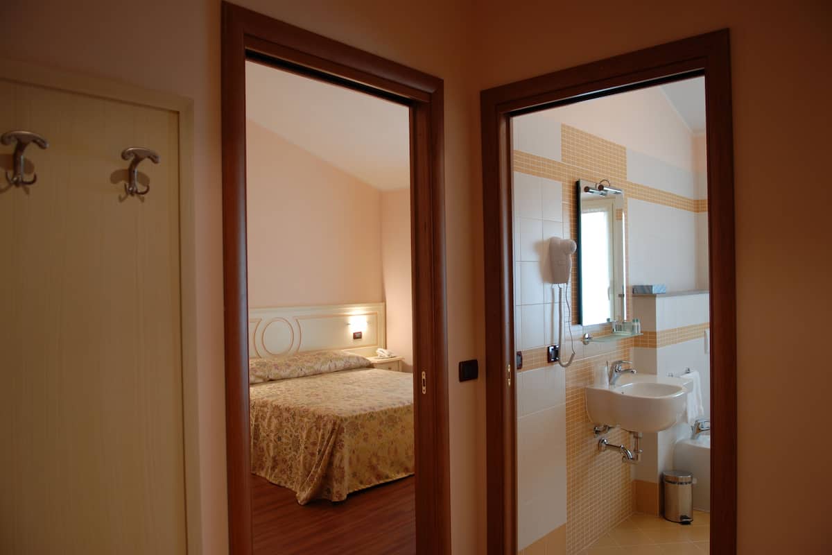 Habitación triple | Minibar, caja de seguridad en la habitación y escritorio