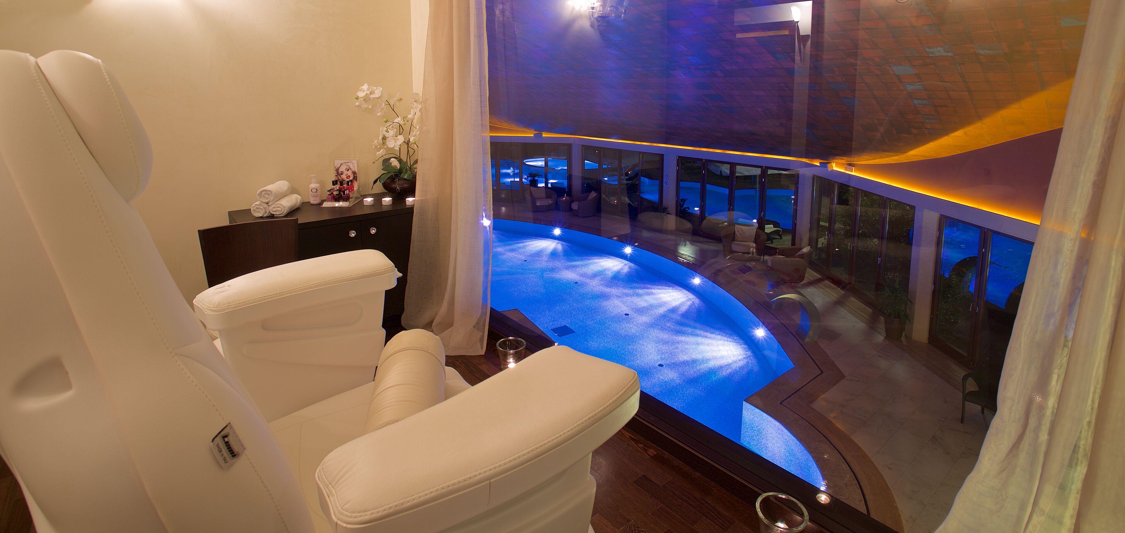 Sauna, steam room, body treatments, aromatherapy, hot stone massages