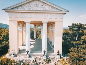 A classical building with columns and a central staircase. - Höldrichsmühle (Hinterbruhl)