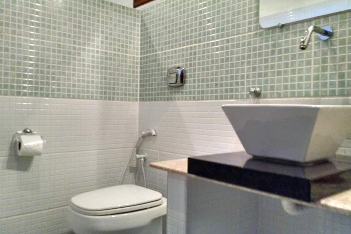 Ducha, artículos de tocador gratuitos, toallas