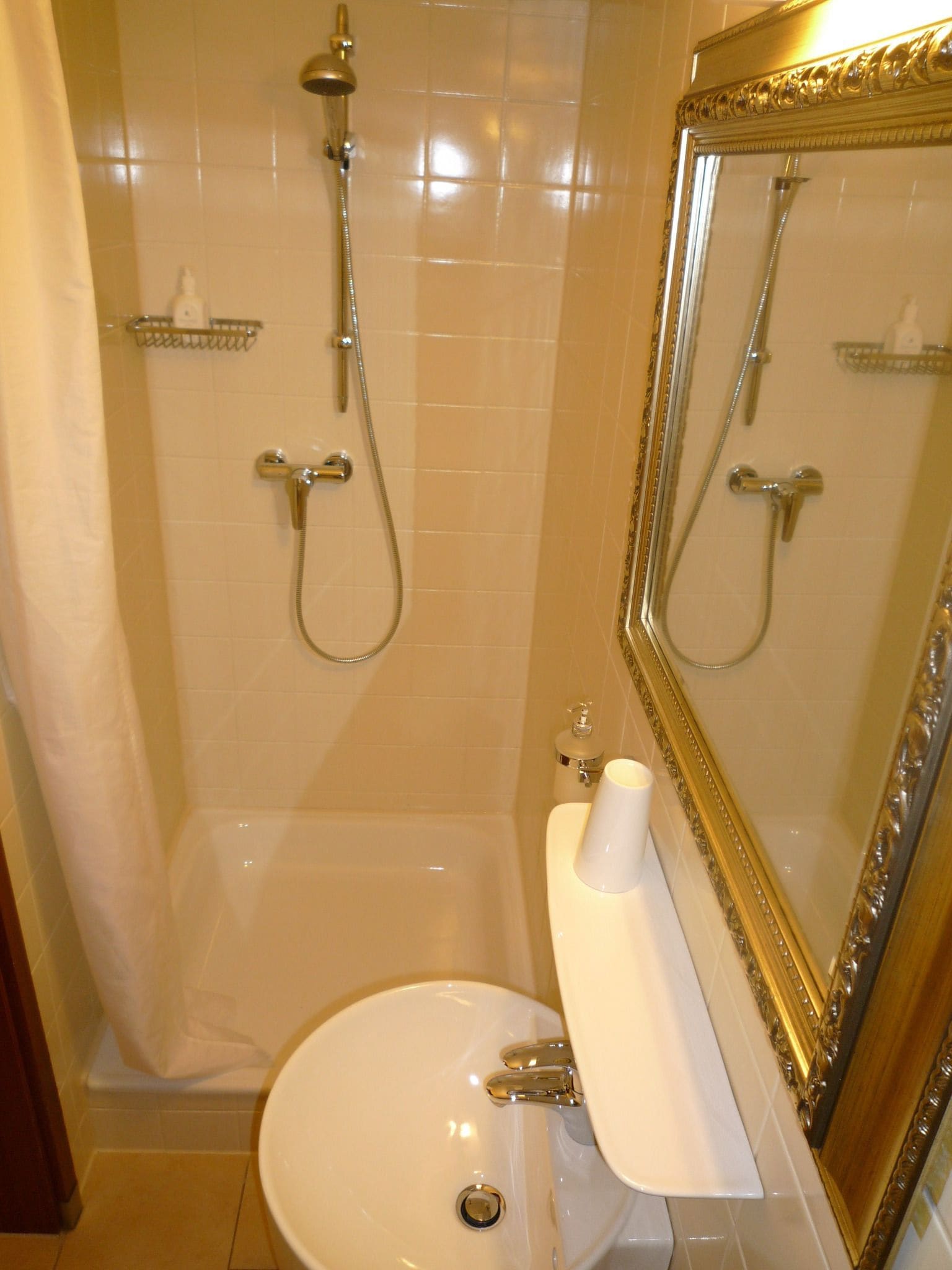 double room | bathroom | free toiletries, hair dryer, towels