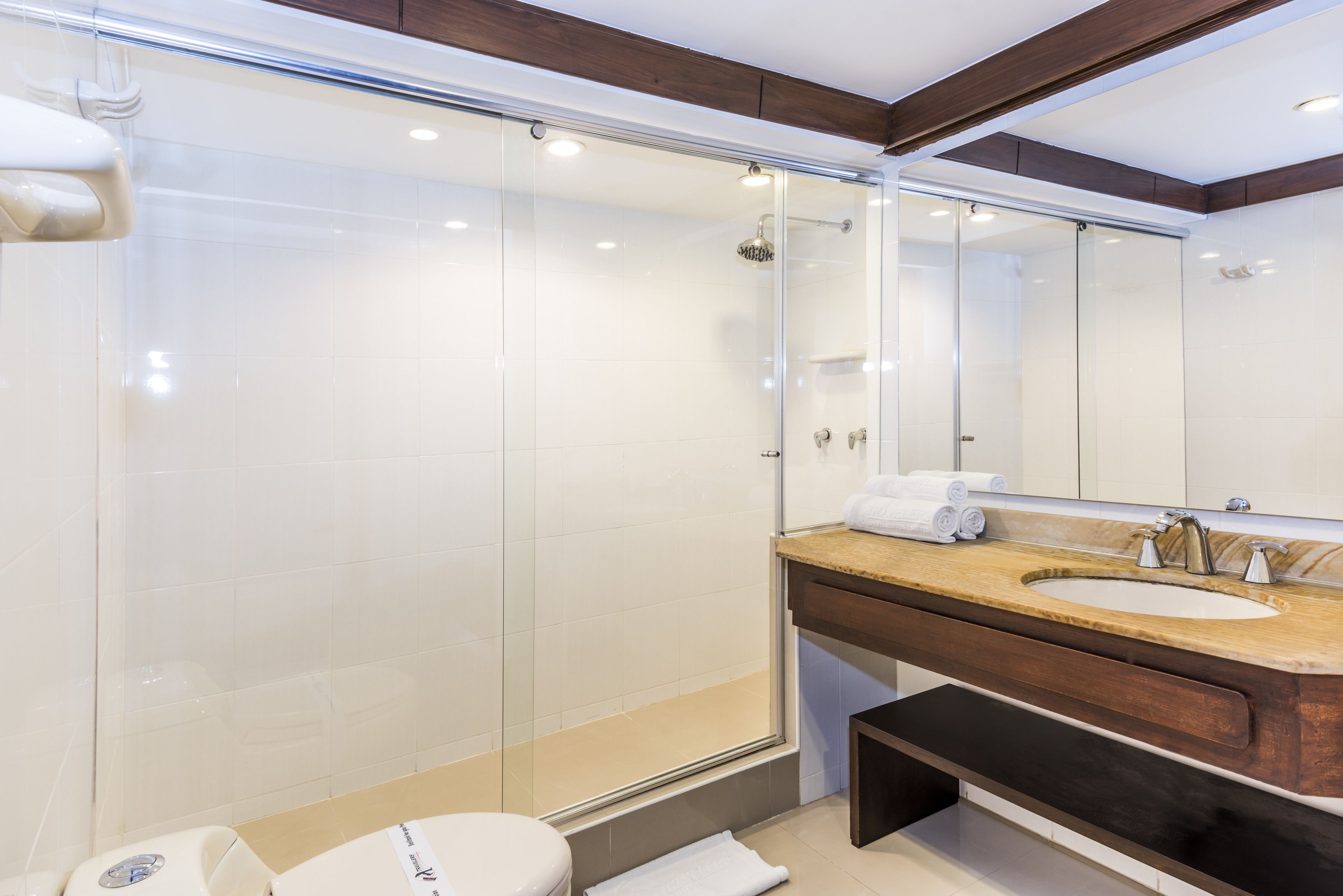 junior apartment, 2 bedrooms | bathroom | shower, free toiletries, hair dryer, towels