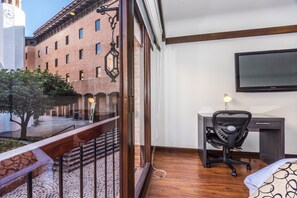 Apartamento, 2 habitaciones | Caja fuerte, cortinas opacas, wifi gratis y ropa de cama