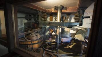 Een historisch mechanisch display met tandwielen en gereedschap.