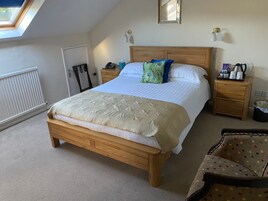 Quarto casal, banheiro privativo | Individualmente decorados, individualmente mobiliados, escrivaninha