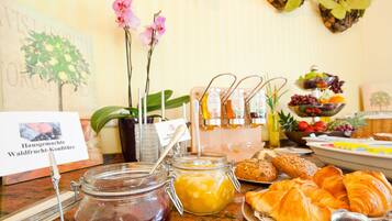 Free daily buffet breakfast