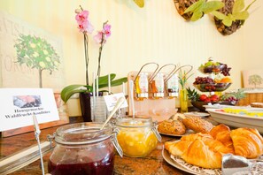 Free daily buffet breakfast