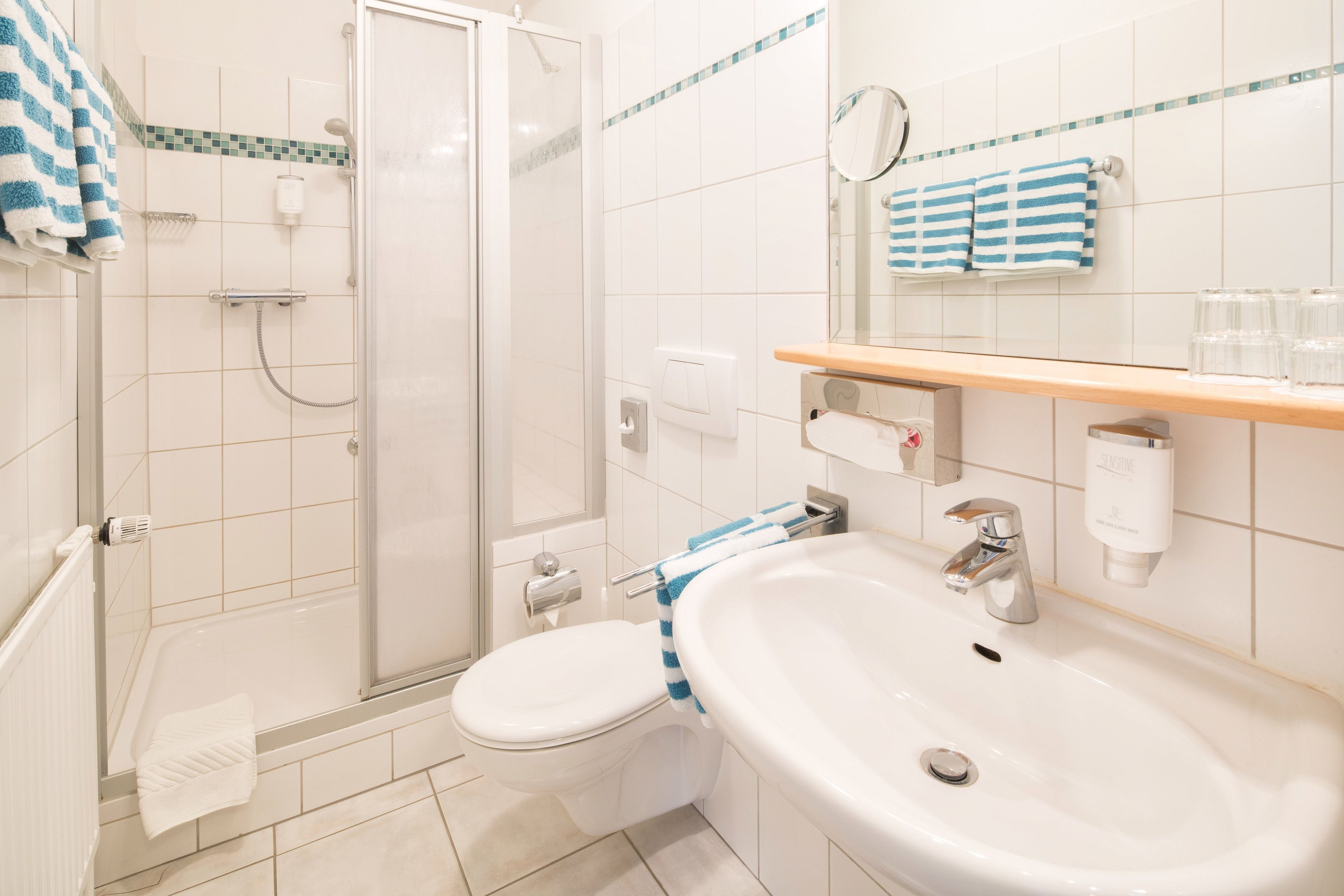 comfort double room | bathroom | shower, eco-friendly toiletries, towels