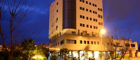 施設の正面 (日没後)