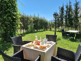 Se sirven desayunos, almuerzos y cenas; cocina marroquí