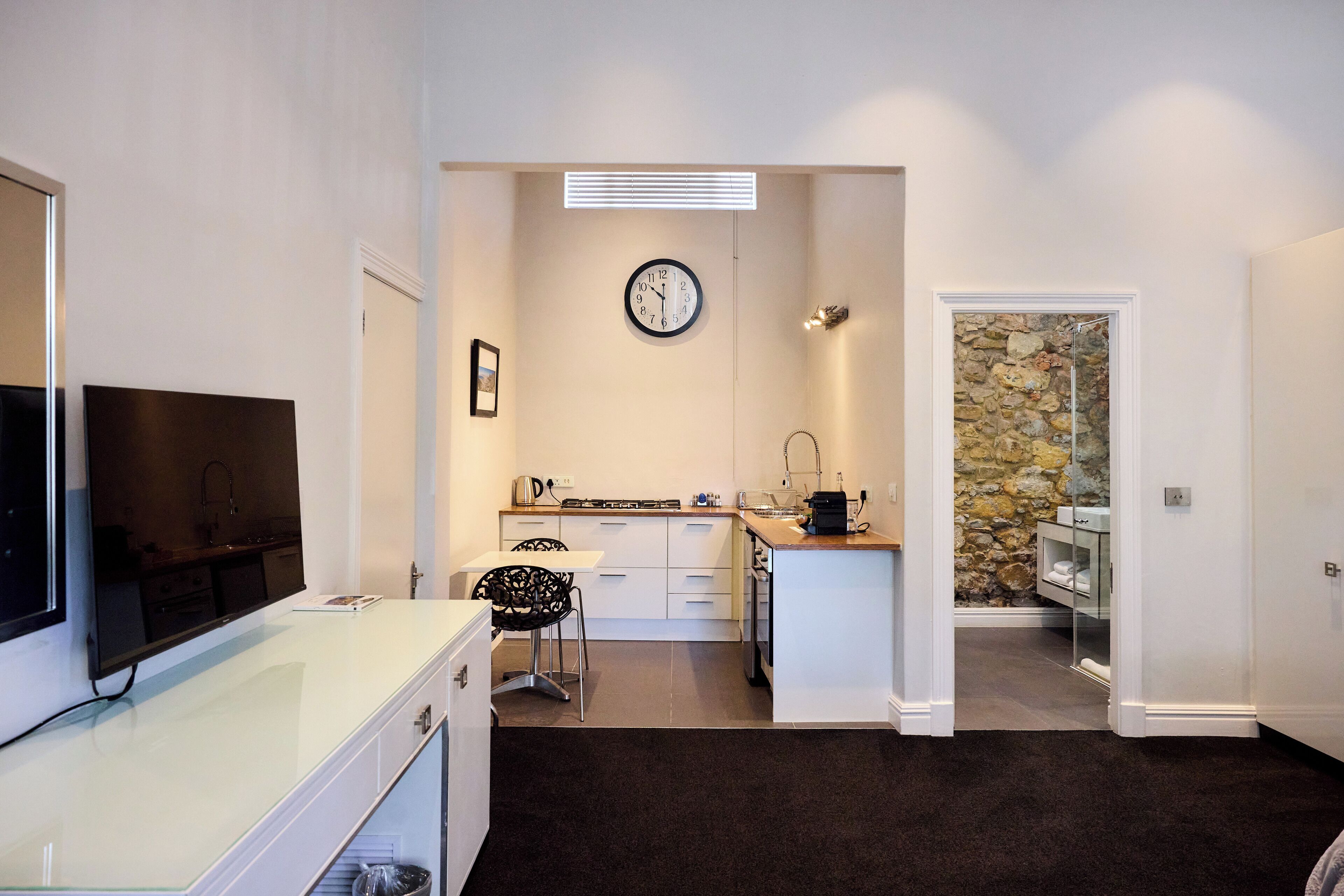 studio suite | private kitchenette | coffee/tea maker, electric kettle