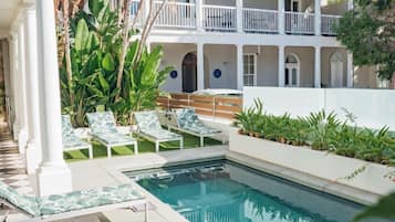 Piscina externa, espreguiçadeiras