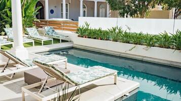 Außenpool, Liegestühle