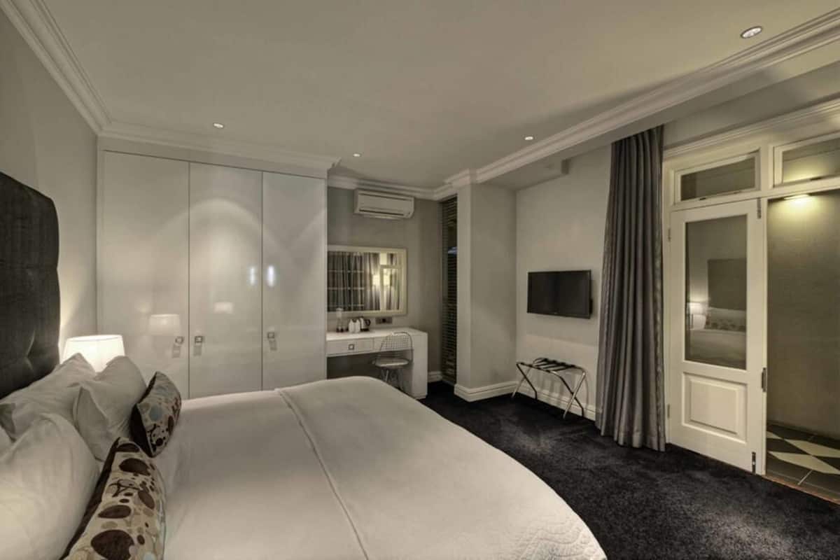Premium bedding, minibar, in-room safe, desk