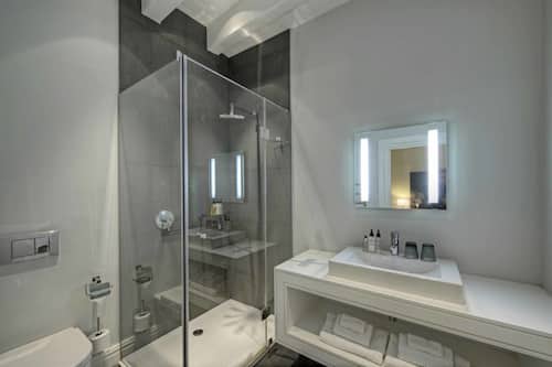 Luxury Room, Pool View | Bathroom