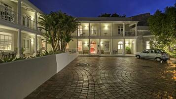 Fassade der Unterkunft – Abend/Nacht