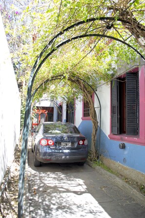 Free self parking, free valet parking - Quinta Rufino Bed & Breakfast (Mendoza)