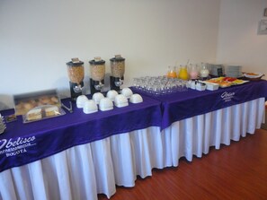 Free daily full breakfast  - Travelers Suites Obelisco Apartamentos (Bogotá)