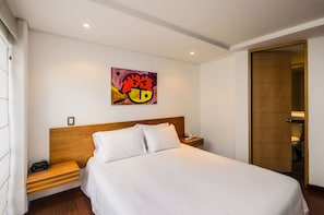Apartemen, 2 kamar tidur | 2 kamar tidur, brankas, meja kerja, dan tirai kedap cahaya